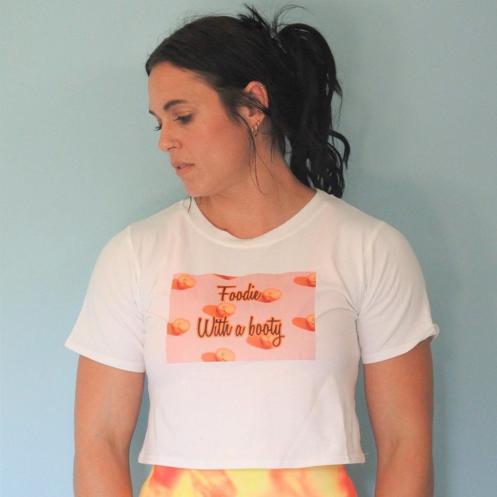 "foodie with a booty" Crop Top